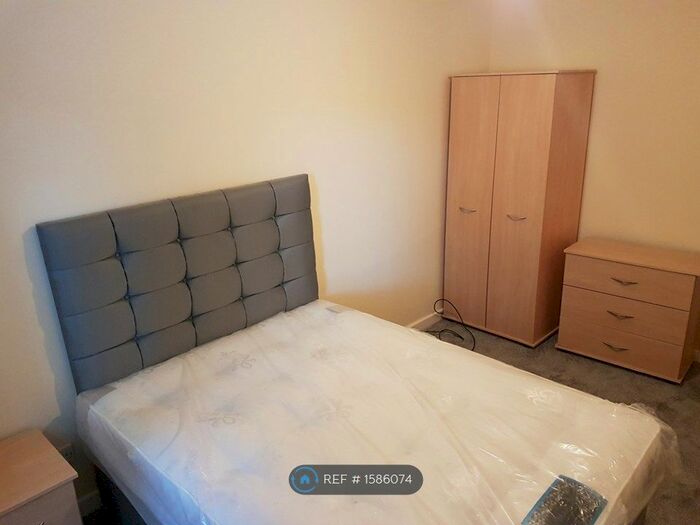 2 Bedroom Flat To Rent In Withington Road, Manchester, M16