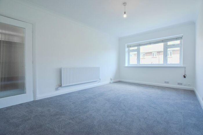 2 Bedroom Flat To Rent In Kenmore Close, Kew, Richmond, TW9