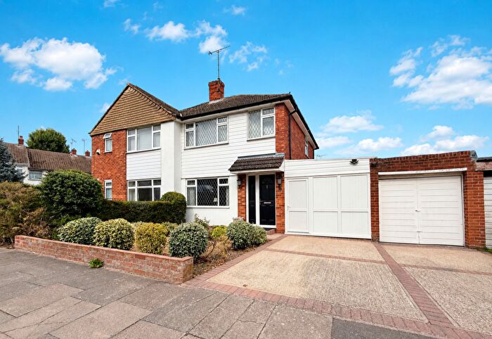 3 Bedroom Semi-Detached House For Sale In Midhurst Gardens, Luton, LU3