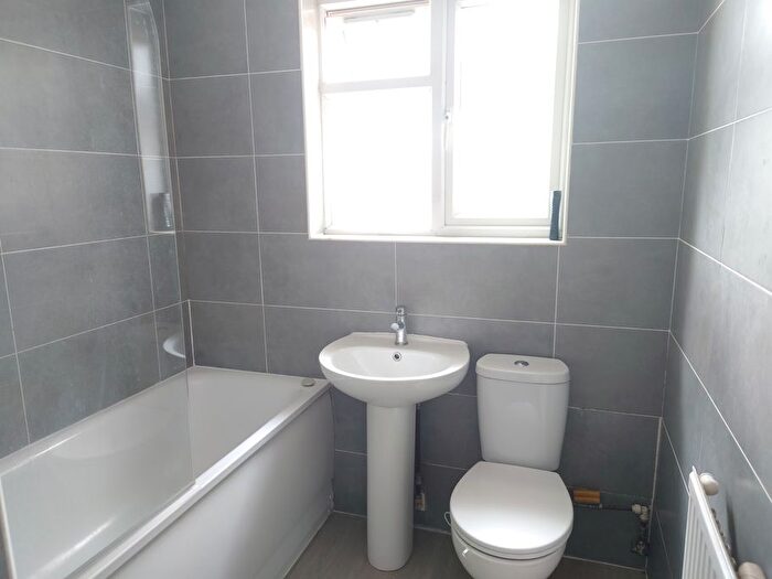 2 Bedroom Flat To Rent In Coulsdon Road, Caterham, CR3