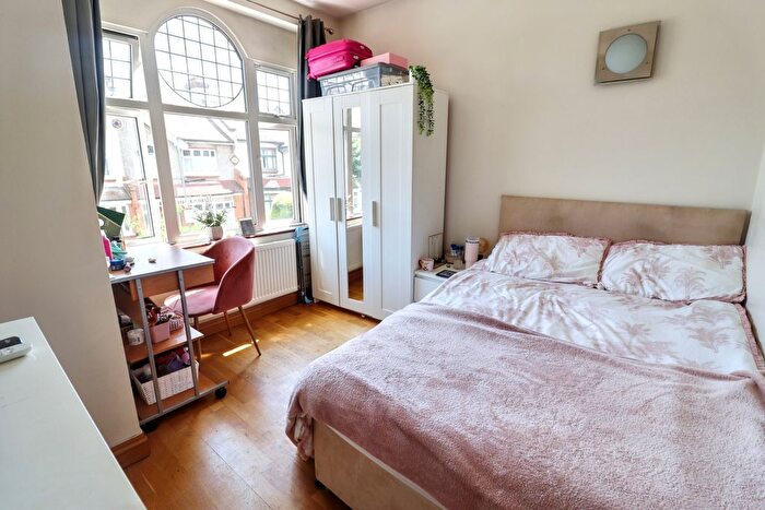 3 Bedroom Flat To Rent In Montana Road, Tooting, London, SW17