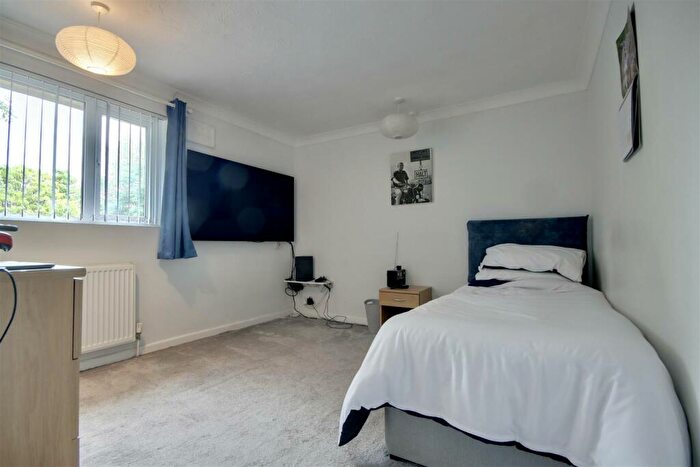 3 Bedroom End Of Terrace House For Sale In Milton Road, Cowplain, Waterlooville, PO8