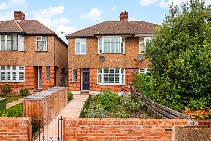2 Bedroom Maisonette For Sale In Chestnut Road, London, SE27