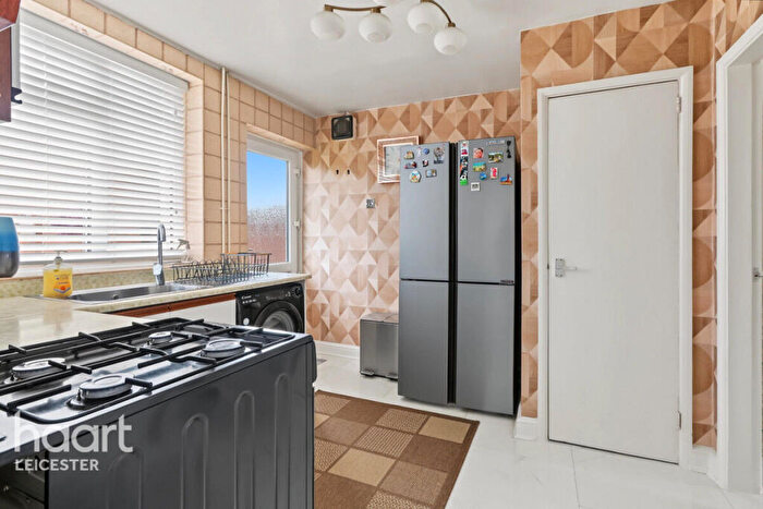3 Bedroom Semi-Detached House For Sale In Lonsdale Road, Leicester, LE4