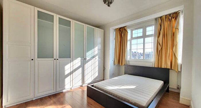 3 Bedroom Flat To Rent In Overton Road, London, E10