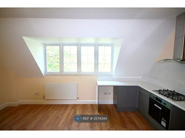 2 Bedroom Flat To Rent In High Road, London, N20