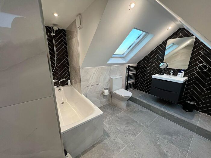 3 Bedroom Flat To Rent In Glenthorne Road, London, N11