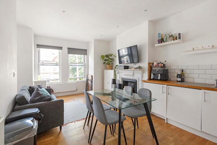 3 Bedroom Flat For Sale In Oakmead Road, Balham, SW12