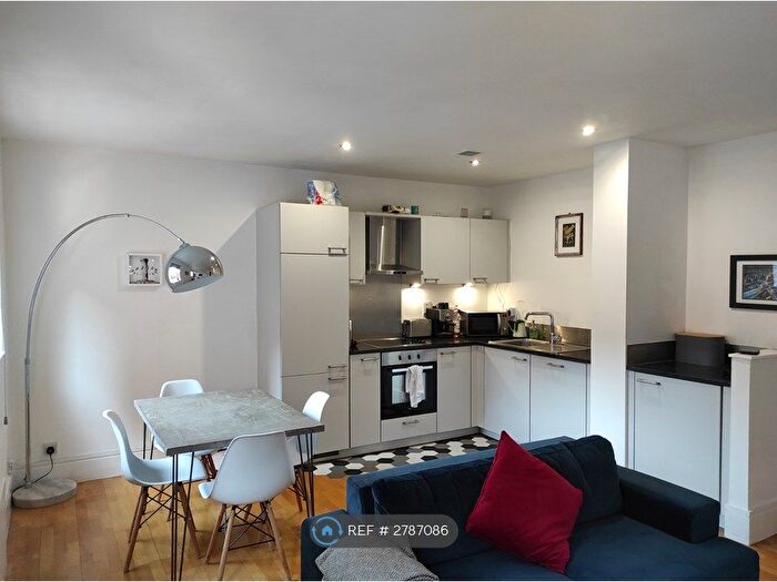 1 Bedroom Flat To Rent In Lockes Yard, Manchester, M1