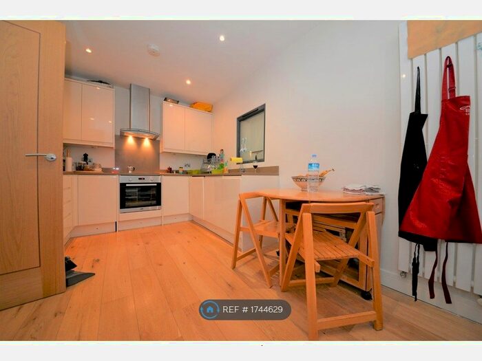 3 Bedroom Flat To Rent In Clifton Terrace, London, N4