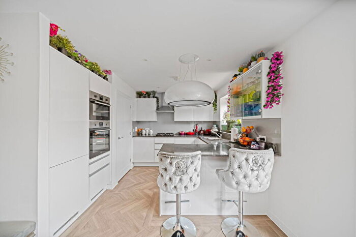 4 Bedroom Detached House For Sale In Everard Road, Greenhithe, DA9
