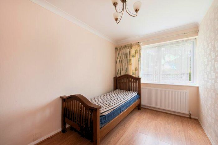 2 Bedroom Flat For Sale In Hunt Court, Chase Side, N14