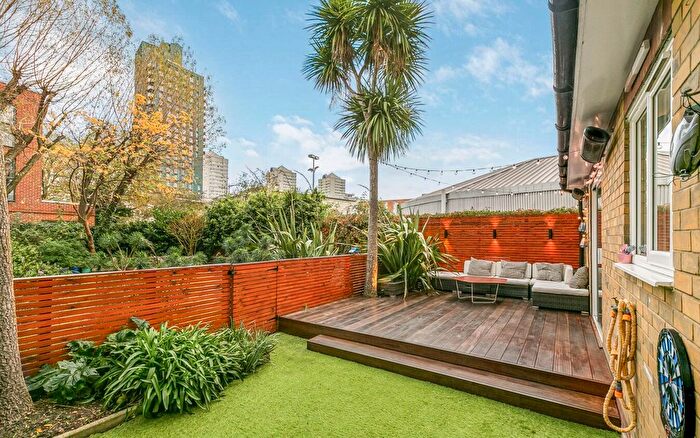 2 Bedroom Flat To Rent In Rodale Mansions, Borrodaile Road, SW18