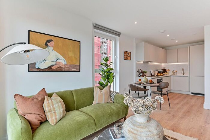 1 Bedroom Flat To Rent In Refinery Square, Slough, London, SL1
