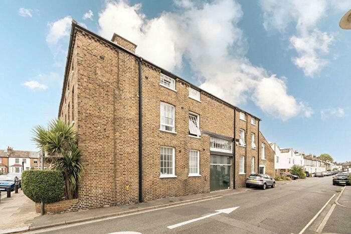 2 Bedroom Flat To Rent In Northfield Road, Northfields, W13