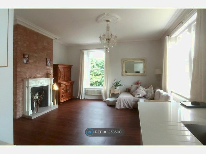 2 Bedroom Flat To Rent In Victoria Road, Wilmslow SK9