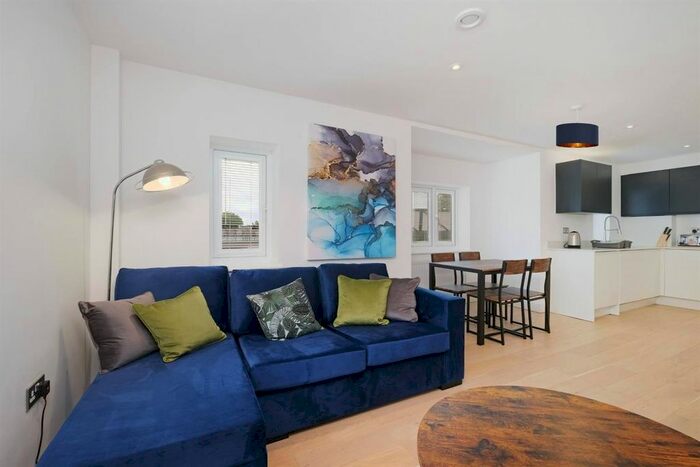 1 Bedroom Flat To Rent In Rusham Road, Egham, TW20