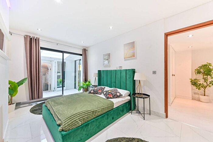 2 Bedroom Flat To Rent In Fairfax Place, Holland Park, London, W14