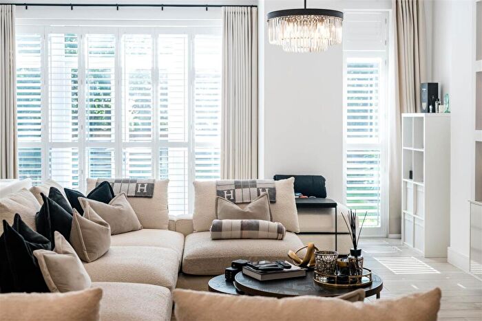 3 Bedroom Apartment To Rent In Luxury Apartment In Gated Development, SK9