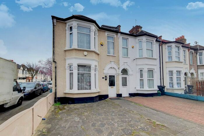 4 Bedroom End Of Terrace House To Rent In Auckland Road, Ilford, IG1