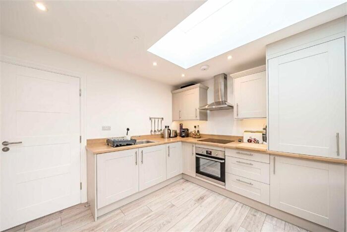 1 Bedroom Flat To Rent In High Street, Hampton Wick, KT1