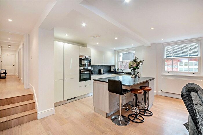 2 Bedroom Flat For Sale In Northbrook Street, Newbury, Berkshire, RG14