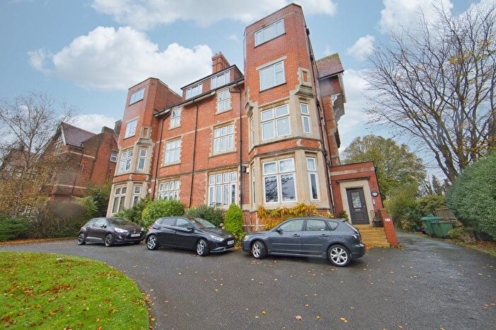 2 Bedroom Flat For Sale In Earls Avenue, Folkestone, Kent, CT20