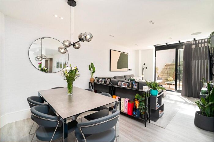 3 Bedroom Apartment For Sale In Hodford Road, Golders Green, London, NW11