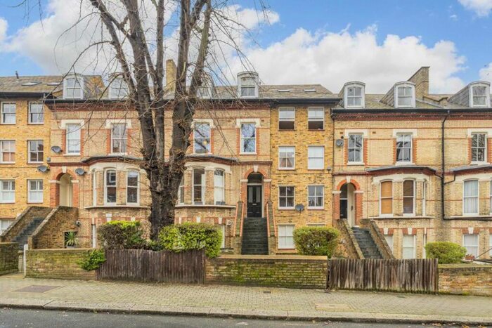 1 Bedroom Flat To Rent In St. James Terrace, Boundaries Road, SW12