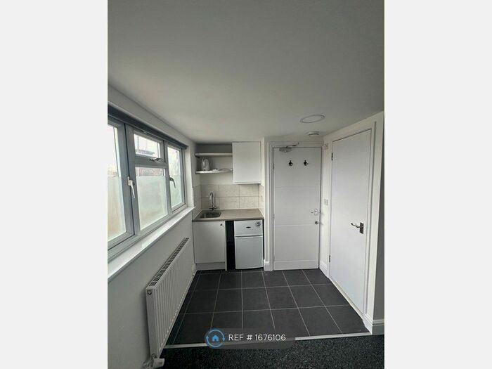 Studio To Rent In North Circular Road, London, N13