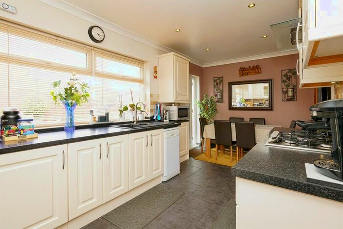 3 Bedroom End Of Terrace House For Sale In Brocklesby Drive, Allerton, Bradford, BD15