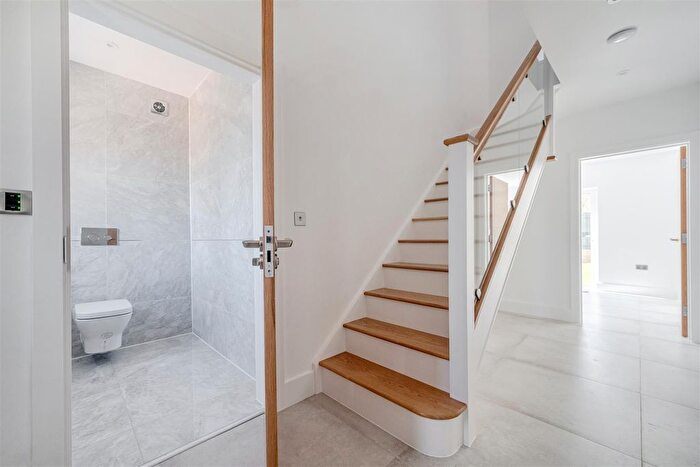4 Bedroom Detached House For Sale In The Crescent, Maidenhead, SL6