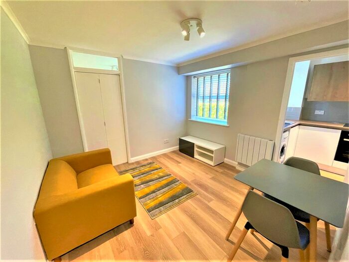 1 Bedroom Flat To Rent In Molyneux Drive, Tooting Bec, London, SW17