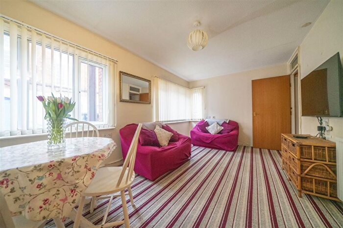 1 Bedroom Flat For Sale In Victoria Street, Weymouth, DT4 - Photo 2