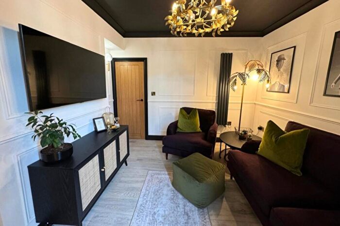 1 Bedroom Flat To Rent In Luxury Bed // Trollope St // Sept, LN5