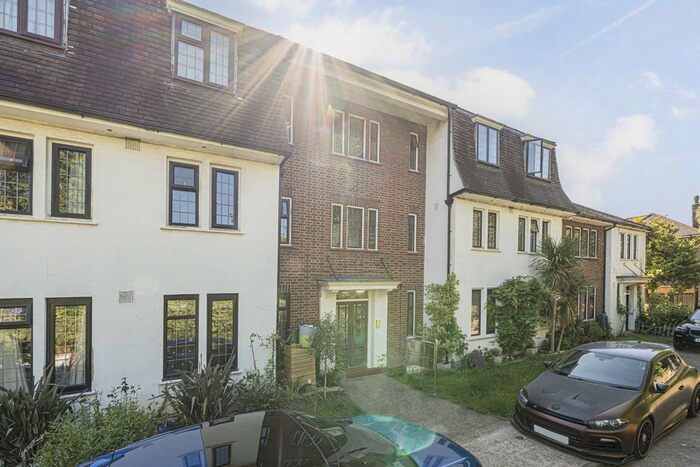 2 Bedroom Flat To Rent In Tower Road, Twickenham, TW1