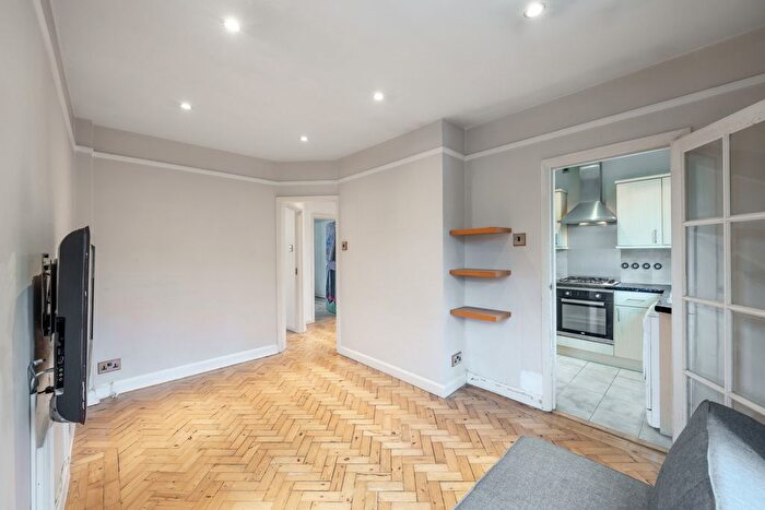 2 Bedroom Flat For Sale In Addison Way, London, NW11