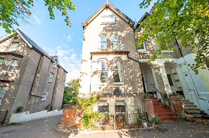 2 Bedroom Flat For Sale In Susan Wood, Chislehurst, Kent, BR7