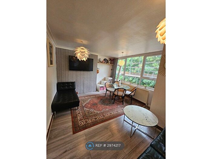 2 Bedroom Maisonette To Rent In Lincombe Drive, Leeds, LS8
