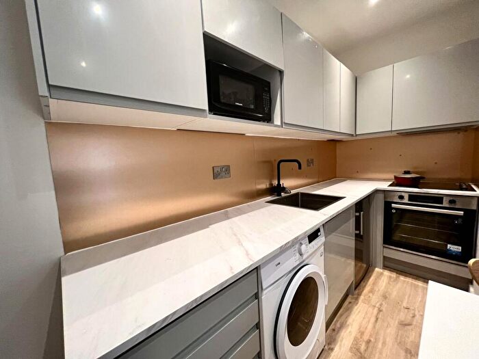 2 Bedroom Flat To Rent In Clarence Villas, Hawks Road, KT1