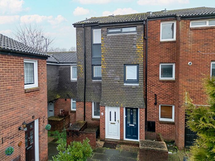 2 Bedroom Maisonette For Sale In The Hollies, Gravesend, Kent, DA12