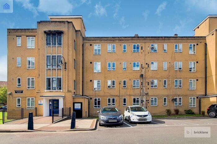 3 Bedroom Flat To Rent In Kingswood Estate, London, SE21