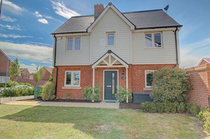 3 Bedroom Semi-Detached House For Sale In Calvert Link, Horsham, RH12
