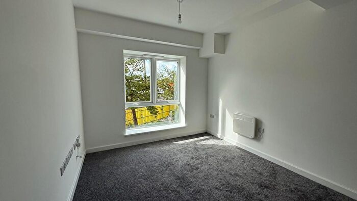 1 Bedroom Flat To Rent In Church Street, Dewsbury, WF13