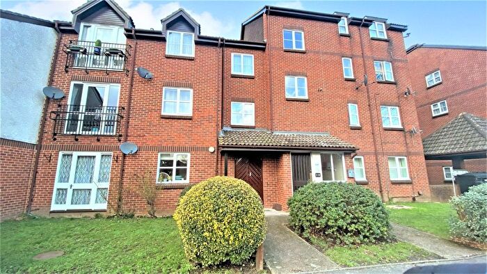 2 Bedroom Flat To Rent In Knowles Close, Yiewsley, UB7
