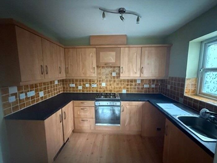 2 Bedroom Flat For Sale In Holland Park, Bradford, BD9