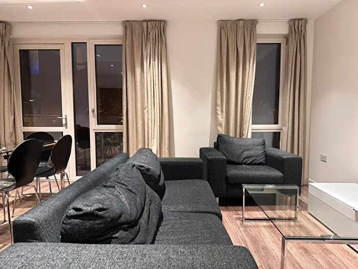 3 Bedroom Flat To Rent In Devan Grove, London, N4