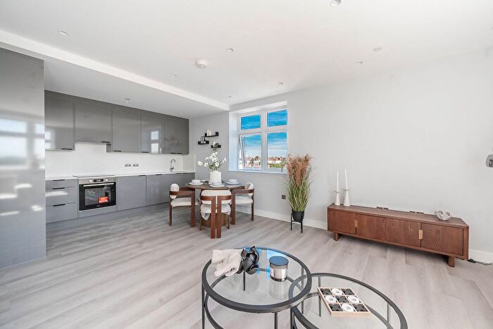 2 Bedroom Flat For Sale In Haredon House, North Cheam, Sutton, SM3