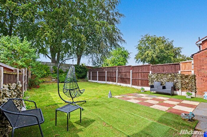 3 Bedroom Semi-detached House For Sale In Azalea Grove, Beechwood, WA7