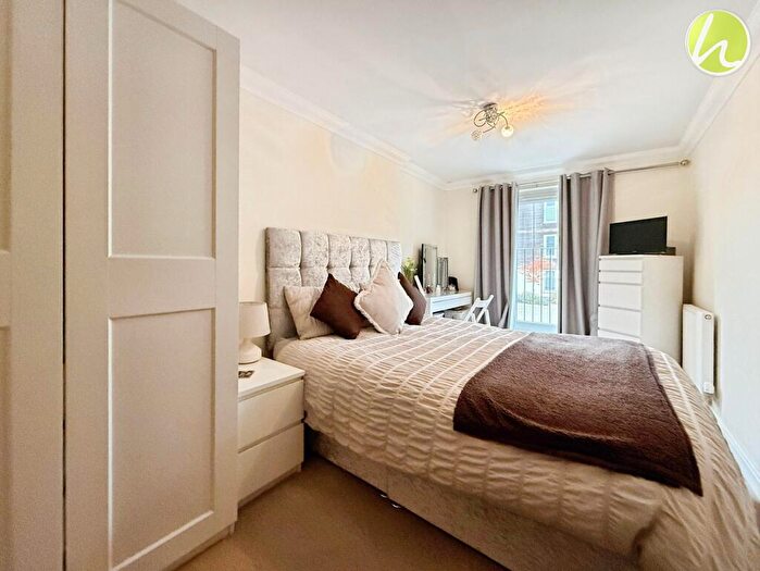 2 Bedroom Flat For Sale In King Street, Stanford-Le-Hope, SS17